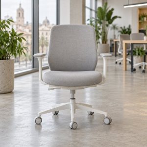 Silla de oficina Ergonia Flex gris claro en un coworking