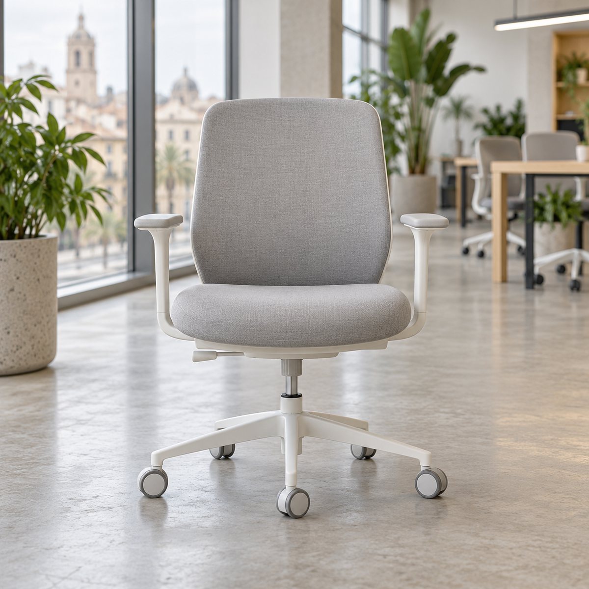 Silla de oficina Ergonia Flex gris claro en un coworking